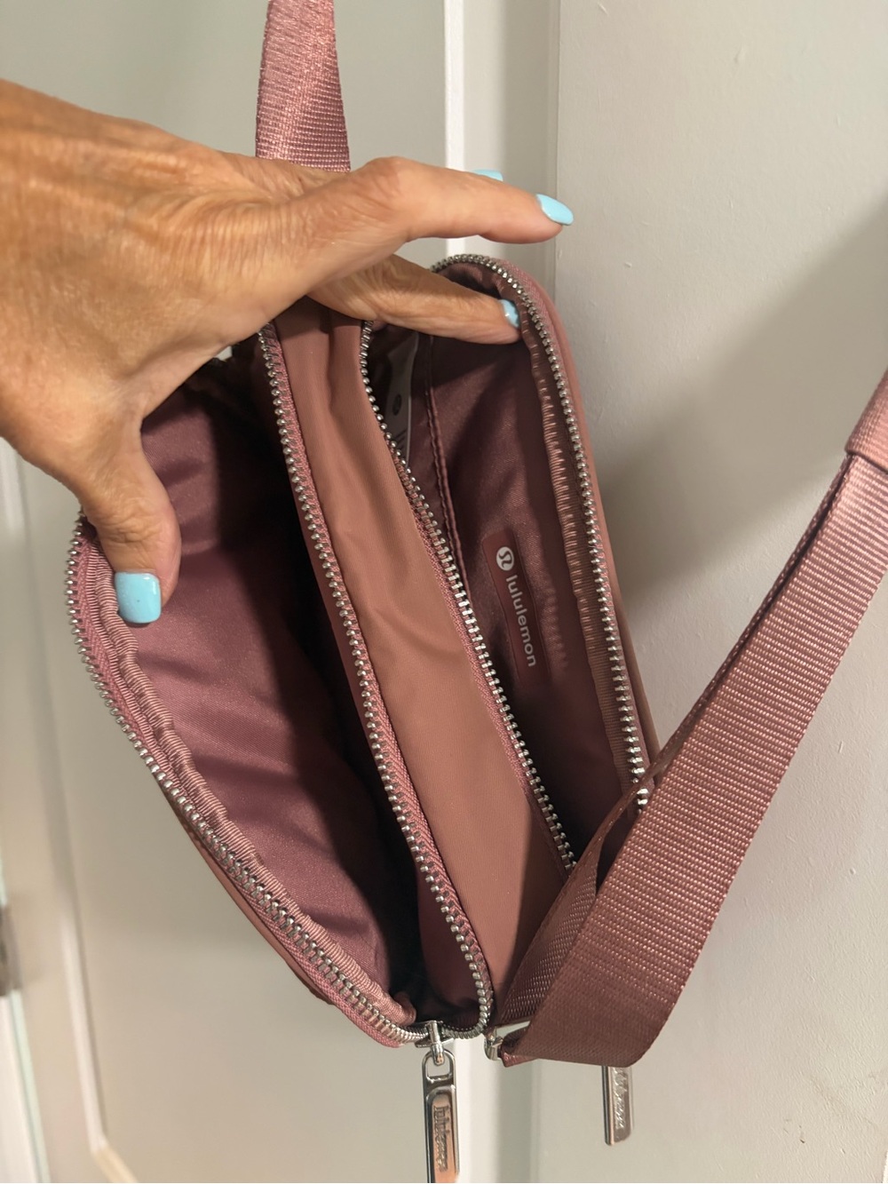 lululemon athletica mauve crossbody bag - Picture 3 of 3
